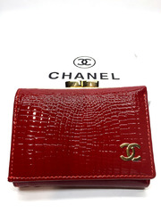 Компактный лакированный кошелек Chanel B9008